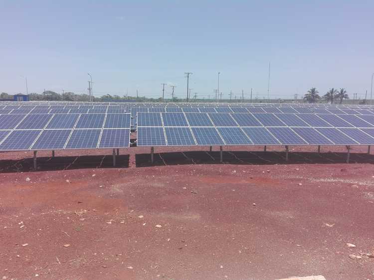 Mesas de paneles del parque fotovoltaico.