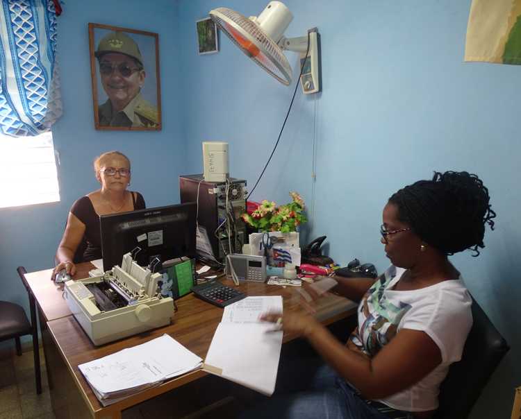 Migdalia Carmenate Mayedo y Reina Pol Soria, departamento de Economía.