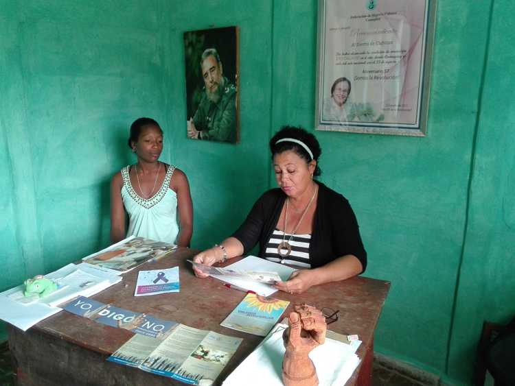 Milagros Ramos y Yanixa Ramos García, organizadora evalúan temas de interés desde la Casa de Orientación a la Familia./Foto: Autora