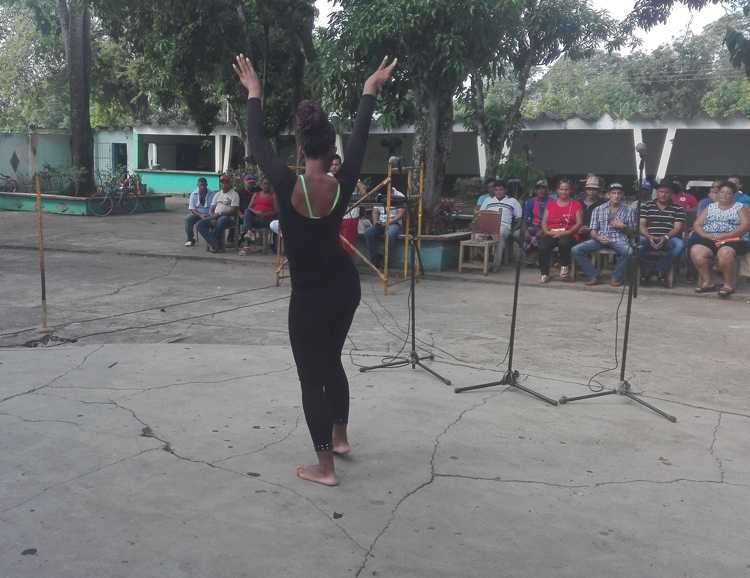 Milais Marcell Nápoles, instructora de danza en la actividad cultural.