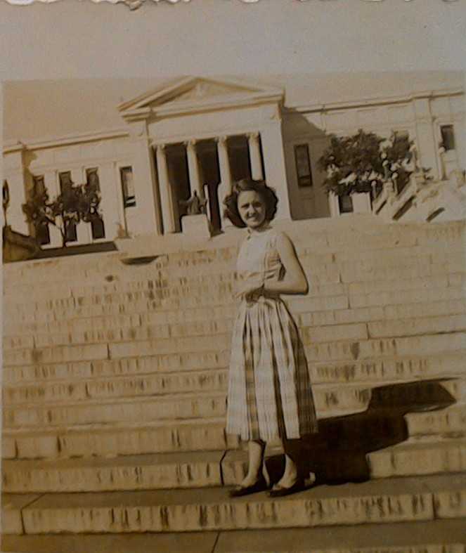 Mireya Ferreiro Canals en la escalinata de la Universidad de la Habana.