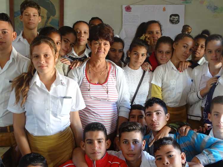 Miriam Yerena junto a sus alumnos de secundaria./Foto: Autora.