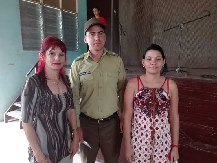 Mónica Milanés Castillo y Rodney Rodríguez, jóvenes del Minint reciben el carné como militantes del Partido Comunista de Cuba./Foto: Autora