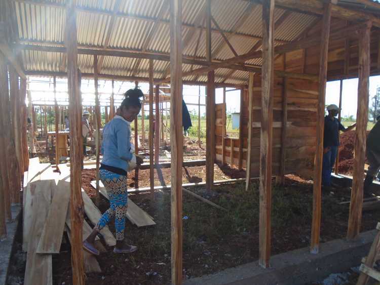 Moradores de las nuevas viviendas laboran en proceso constructivo.
