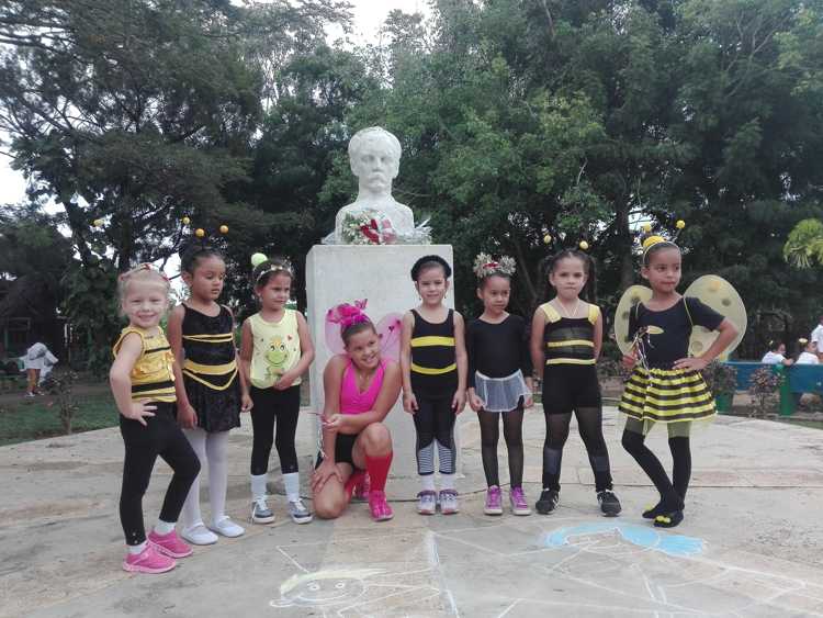 Niñas del grado preescolar junto al busto de José Martí.