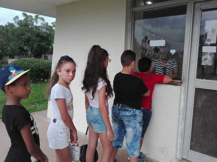 Niños acceden al cine Yenen de Sierra de Cubitas.