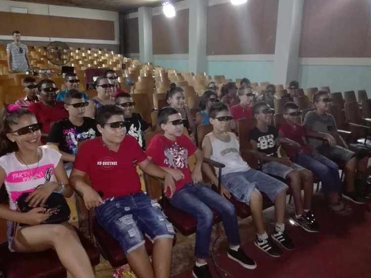 Niños de Sierra de Cubitas dsifrutan cine 3D.