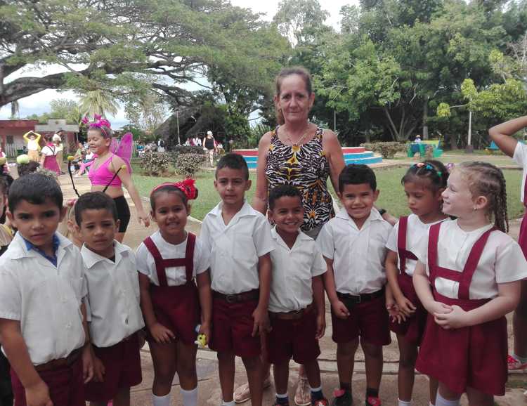 Niños de preescolar junto a su educadora./Foto: Autora