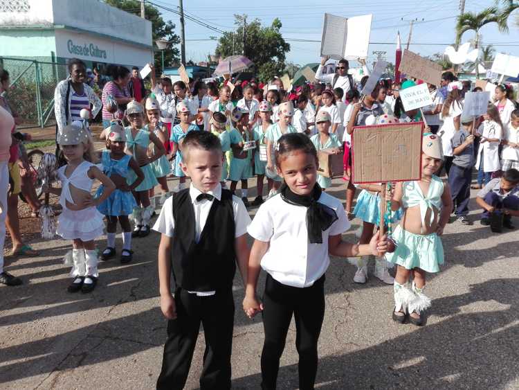 Niños en representación de la Gastronomía y el Comercio.
