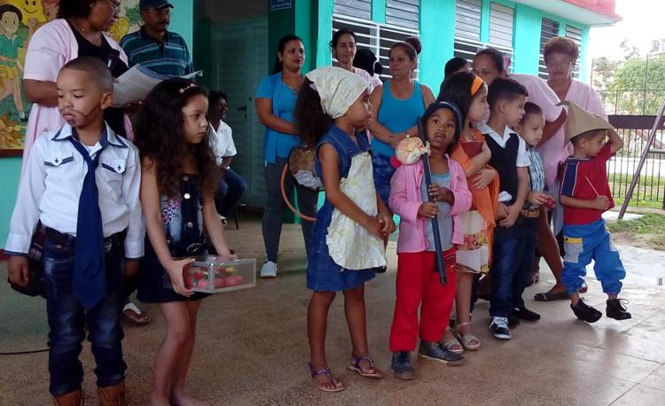 Niños junto a sus educadoras y familiares.