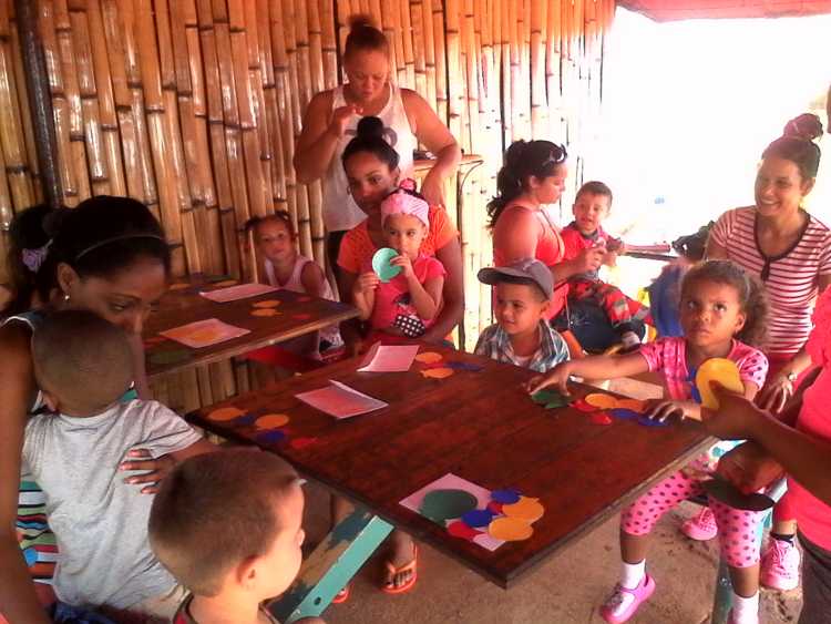 Niños junto a sus madres en plena actividad conjunta.