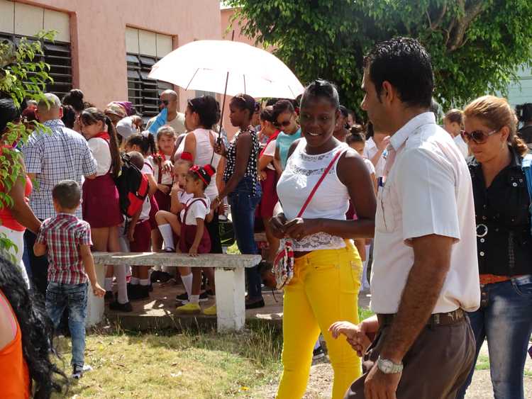 Niños y familiares compartiendo en los exteriores de la Casa de Cultura.