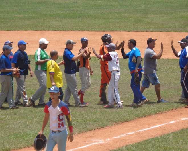 No faltó el saludo entre ambos elencos.