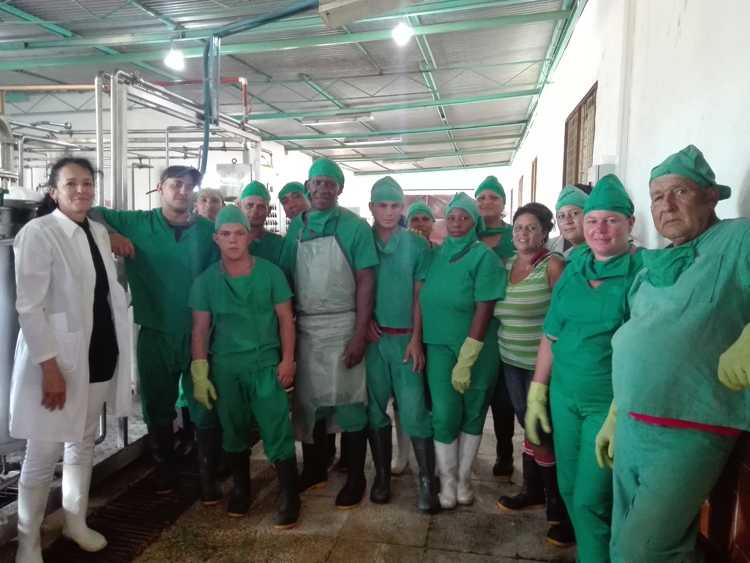 Obreros de la minindustria El Tuabaquey.