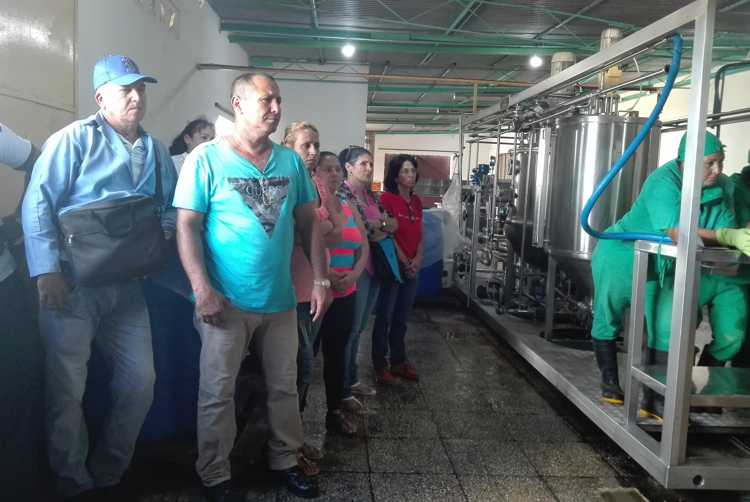 Obreros de la minindustria El Tuabaquey en proceso orgánico de la CTC.