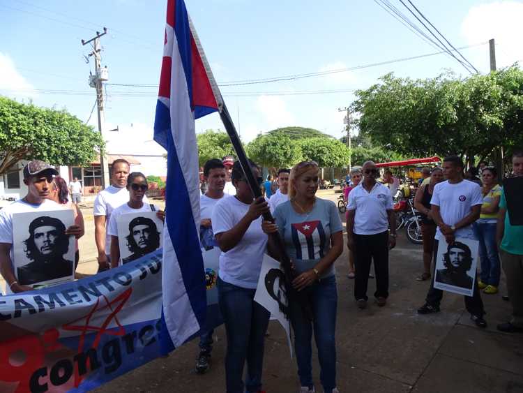 Odelaine Hernández Licea, dirigente política del territorio hace entrega del estandarte.