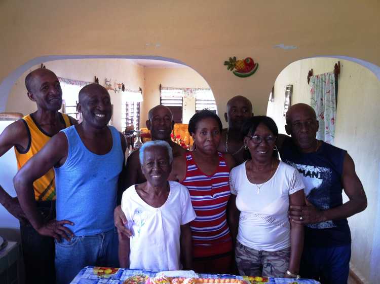 Ofelia Constante junto a sus hijos en su 89 cumpleaños.