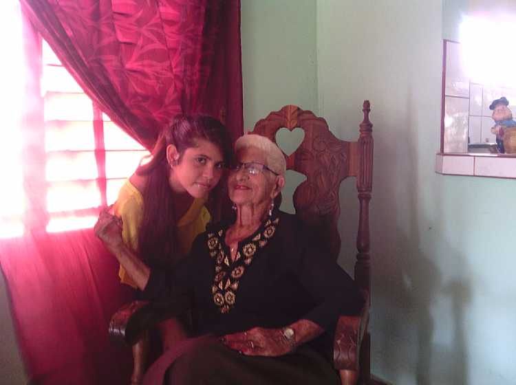 Olga Guanche y su nieta Neider Elizet Echemendía./Foto: Autora