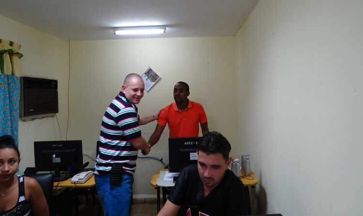 Onelio Castillo Corderí en departamento informativo.