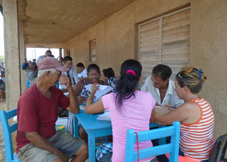 Orientación a damnificados de Piloto para la entrega de recursos./Foto: Autora