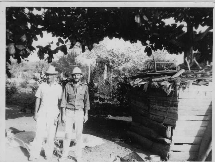 Osvaldo Medina (a la izquierda), director del Quinteto Rebelde, fallecido junto al autor. Caney de Las Mercedes. Abril 1988