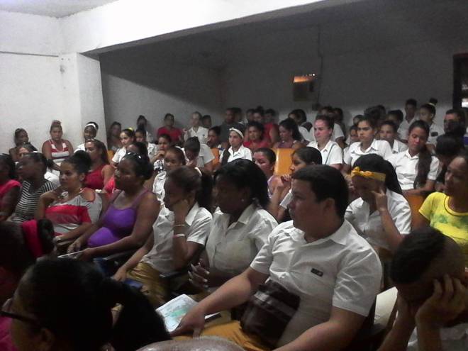 Padres y alumnos durante el acto de graduación.