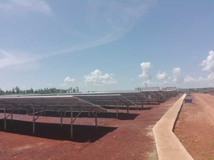 Paneles solares ubicados en el Parque Fotovoltaico Imías.
