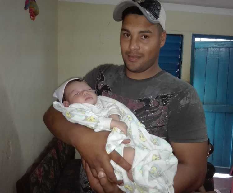 Papá orgulloso de su primera hija que recibe donativo.