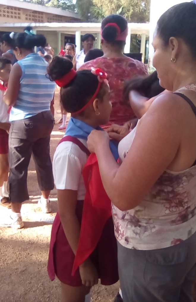 Participación de la familia en el cambio de la pañoleta.