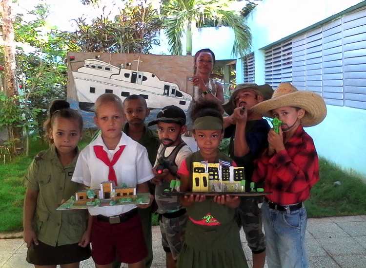 Participantes en dramatización del desembarco del Granma junto a su guía pioneril.