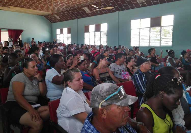 Participantes en el festival de artistas aficionados.