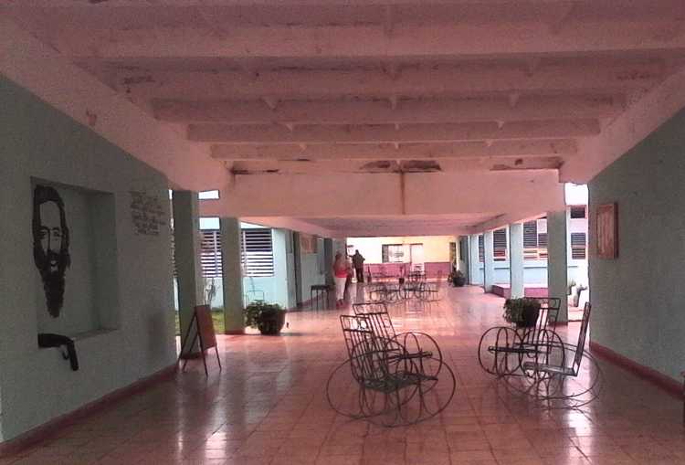 Pasillo central de la Escuela Héroe de Yaguajay.