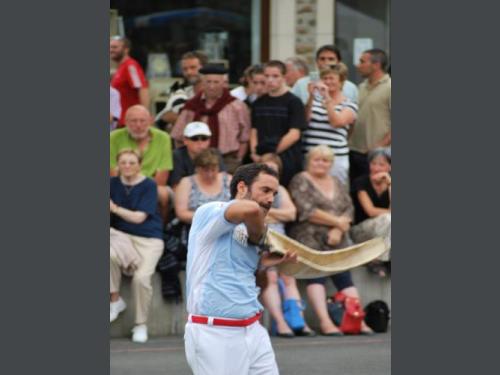 La foto muestra a un atleta de Pelota vasca, deporte tradicional de dicha comunidad