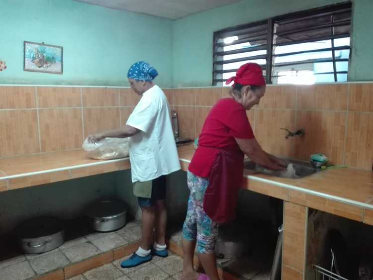 Personal que trabaja en la elaboración de alimentos para los abuelos.