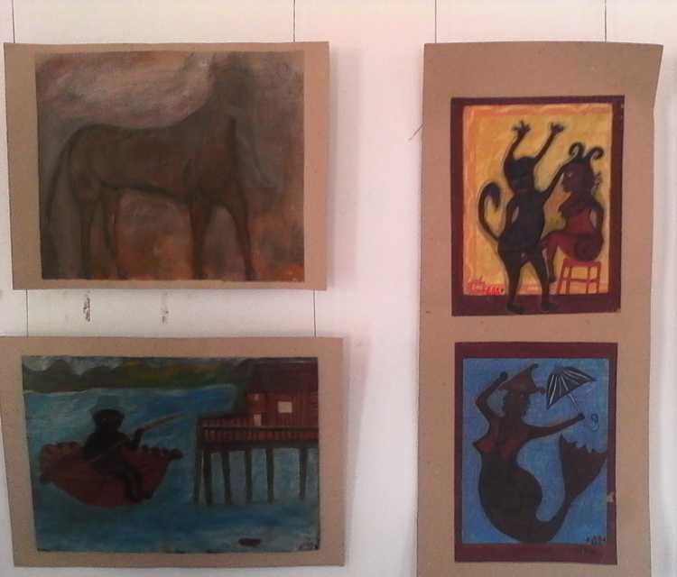 Pinturas del artista presentes en la exposición.
