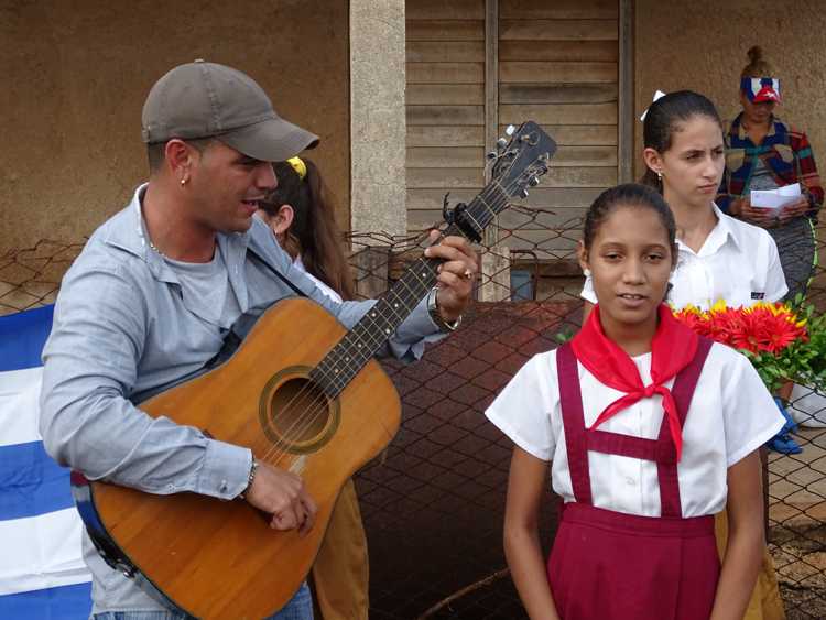 Pionera de la escuela Forjadores del Futuro acompañada por instructor de arte.