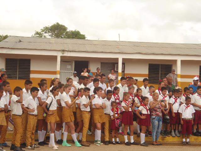  Pioneros cubiteños disfrutando de las actividades culturales.