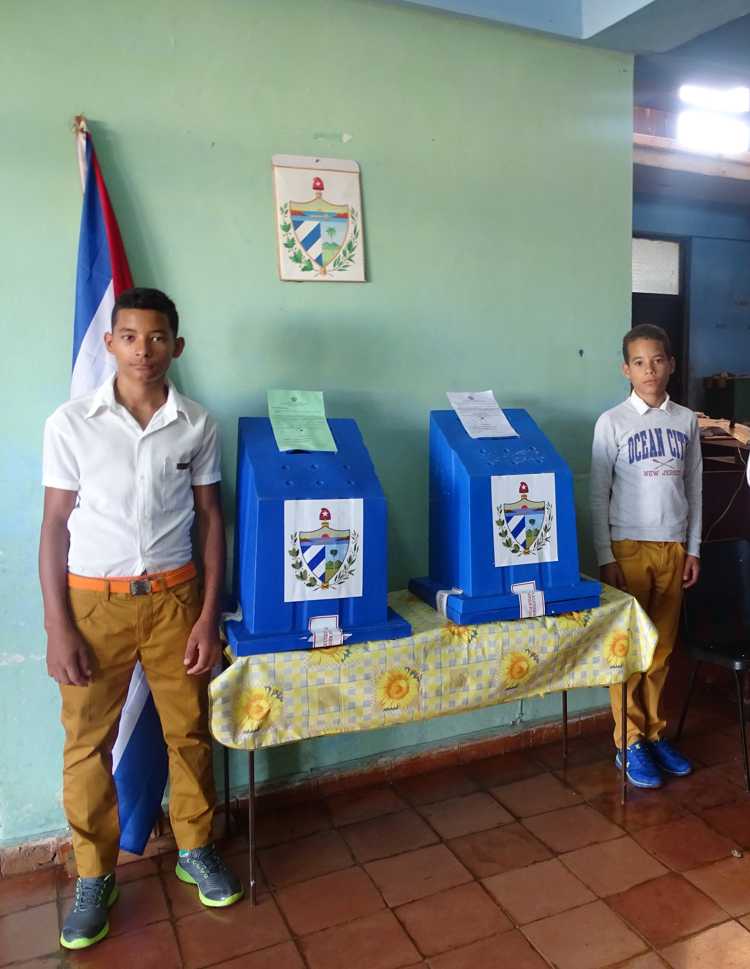 Pioneros custodiando las urnas.