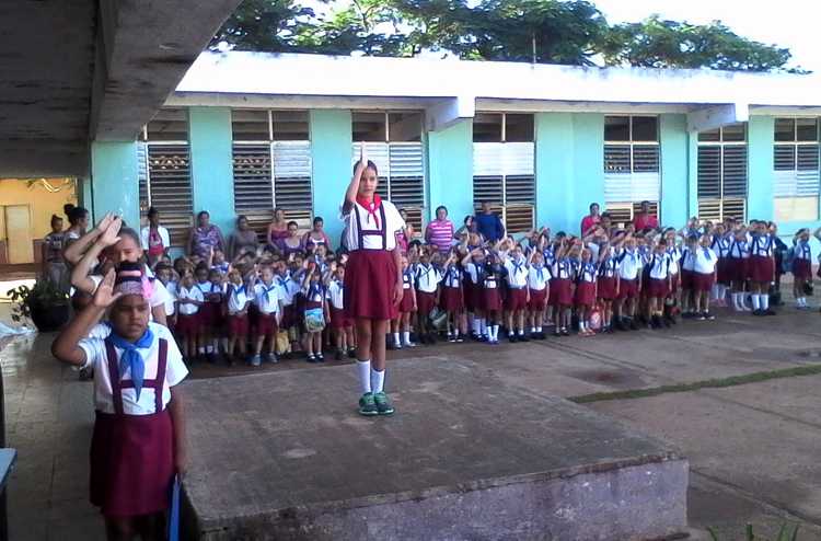 Pioneros de la Escuela Héroe de Yaguajay en matutino especial.