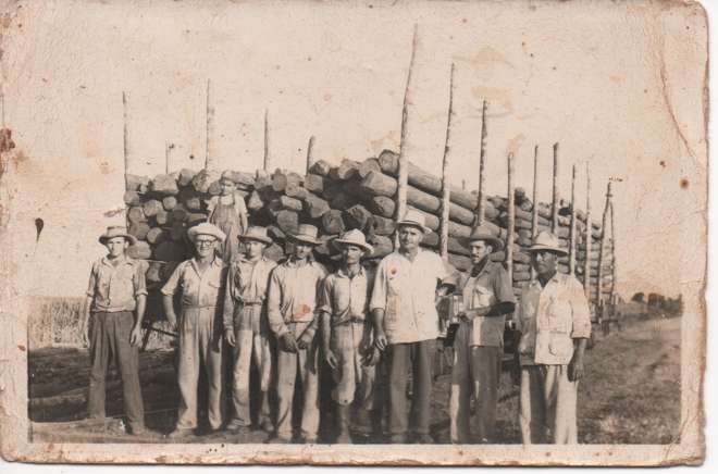 Plancha de ferrocarril en el Cargadero de madera del “Packinhouse”.         (Aurelio Rodríguez, recibidor (Primero de la derecha)