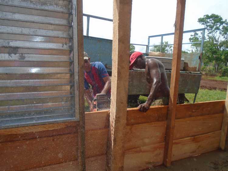 Pobladores laboran de manera intensa en la construcción de vivienda.