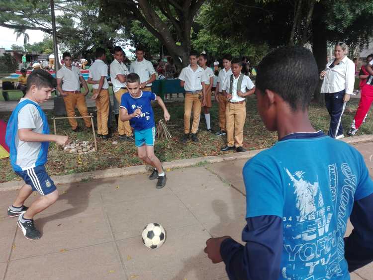 Práctica del fútbol por estudiantes de la escuela Pedro Ajendro Padrón Alemán.