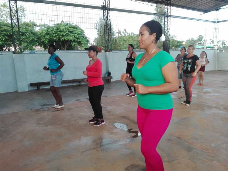Practicar ejercicios máxima de las féminas cubiteñas para elevar calidad de vida./Foto: Autora