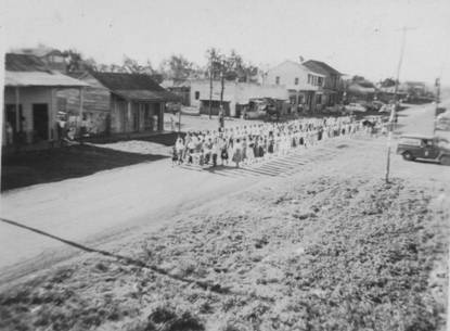 Procesión religiosa católica. Intercepción Ave Villalba y Calle José Martí (1946).