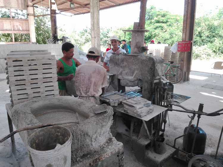 Producción de materiales en Imías.