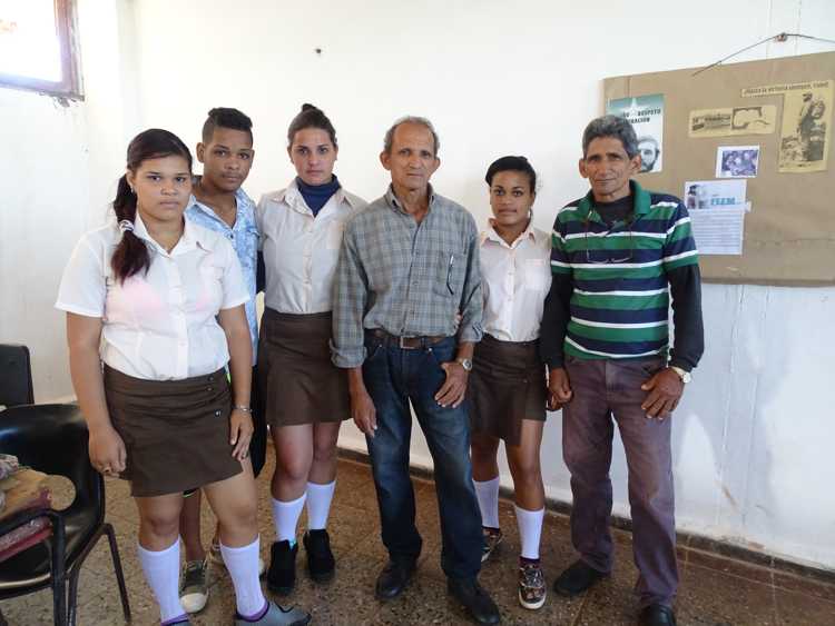 Profesores junto a sus estudiantes.