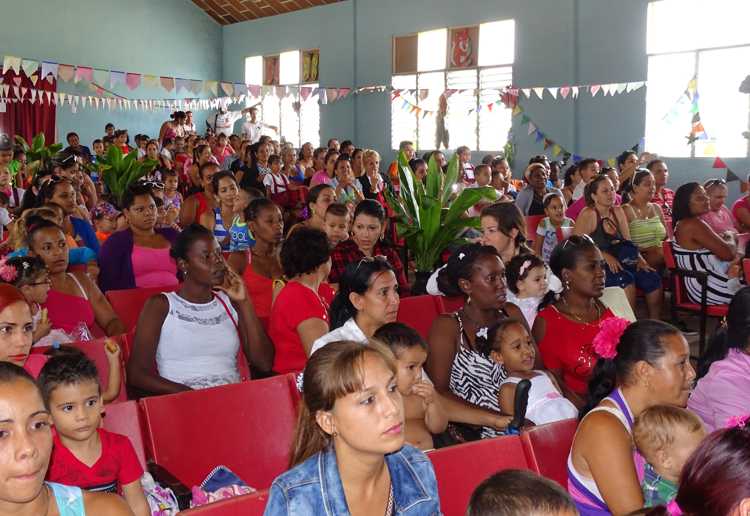 Público asistente al cumpleaños 57 de los círculos infantiles.