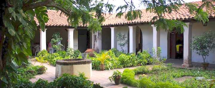 Patio interior de la Quinta Simoni donde se sembrara la semilla de mamey de Cubitas que Ignacio obsequiara a Amalia.