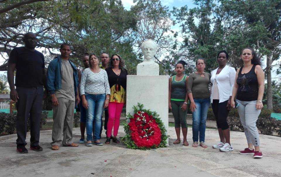 Radialistas cubiteños rinden tributo a José Martí.