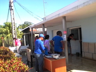 Trabajadores de Radio Cubitas en plena faena de limpieza y embellecimiento.